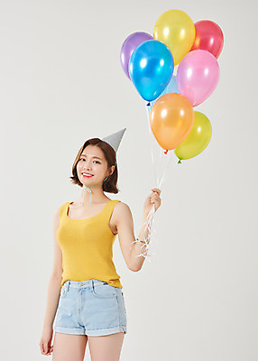 포토 JPG 스튜디오촬영 여자 대학생 방학 휴가 대학생라이프 실내 한명 서기 미소 들기 누끼 상반신 20대 청년 성인 앞모습 여름 고깔모자 한국인 즐거움 흰배경 풍선 여대생 성인여자한명만 국내포토 모자_잡화 1 학생 라이프스타일 계절 감정 뷰포인트 백그라운드 모션 표정 사람 동양인 내부 흰색 여자한명만 성인여자만 파일형식