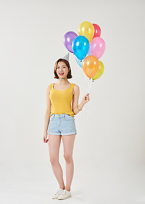 포토 JPG 스튜디오촬영 전신 여자 대학생 반바지 방학 휴가 대학생라이프 실내 한명 서기 미소 들기 누끼 20대 청년 성인 앞모습 여름 고깔모자 한국인 즐거움 흰배경 풍선 여대생 성인여자한명만 국내포토 모자_잡화 1 학생 라이프스타일 계절 감정 뷰포인트 백그라운드 바지 모션 표정 사람 동양인 내부 흰색 여자한명만 성인여자만 파일형식