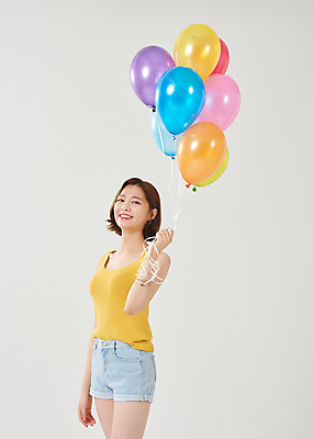 포토 JPG 스튜디오촬영 여자 대학생 방학 휴가 대학생라이프 실내 한명 서기 미소 들기 누끼 상반신 20대 청년 성인 옆모습 여름 한국인 즐거움 흰배경 풍선 여대생 성인여자한명만 국내포토 1 학생 라이프스타일 계절 감정 뷰포인트 백그라운드 모션 표정 사람 동양인 내부 흰색 여자한명만 성인여자만 파일형식