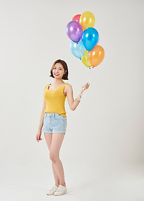 포토 JPG 스튜디오촬영 전신 여자 대학생 반바지 방학 휴가 대학생라이프 실내 한명 서기 미소 들기 누끼 20대 청년 성인 옆모습 여름 한국인 즐거움 흰배경 풍선 여대생 성인여자한명만 국내포토 1 학생 라이프스타일 계절 감정 뷰포인트 백그라운드 바지 모션 표정 사람 동양인 내부 흰색 여자한명만 성인여자만 파일형식
