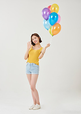 포토 JPG 스튜디오촬영 전신 여자 대학생 반바지 방학 휴가 대학생라이프 실내 한명 서기 미소 들기 누끼 20대 청년 성인 앞모습 여름 한국인 즐거움 흰배경 손인사 풍선 여대생 성인여자한명만 국내포토 1 학생 라이프스타일 계절 감정 뷰포인트 백그라운드 바지 모션 표정 사람 동양인 내부 흰색 인사 여자한명만 성인여자만 파일형식