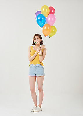 포토 JPG 스튜디오촬영 전신 여자 대학생 반바지 방학 휴가 대학생라이프 실내 한명 서기 미소 들기 누끼 20대 청년 성인 앞모습 여름 한국인 즐거움 흰배경 풍선 여대생 성인여자한명만 국내포토 1 학생 라이프스타일 계절 감정 뷰포인트 백그라운드 바지 모션 표정 사람 동양인 내부 흰색 여자한명만 성인여자만 파일형식