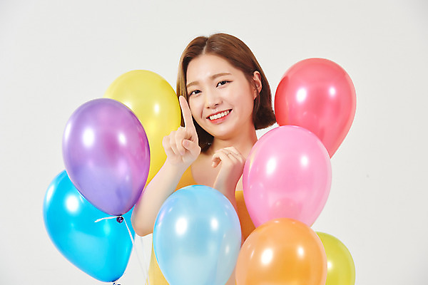 포토 JPG 스튜디오촬영 여자 대학생 방학 휴가 대학생라이프 실내 한명 서기 미소 누끼 손짓 상반신 20대 청년 성인 앞모습 여름 한국인 즐거움 흰배경 풍선 여대생 성인여자한명만 국내포토 1 학생 라이프스타일 계절 감정 뷰포인트 백그라운드 모션 표정 사람 동양인 내부 흰색 여자한명만 성인여자만 파일형식