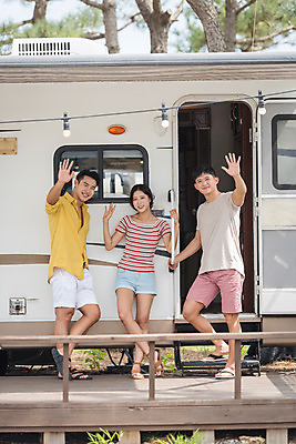 포토 JPG 주간 전신 여자 남자 행복 여행 휴가 휴식 서기 미소 20대 야외 앞모습 세명 여름 친구 캠핑 한국인 캠핑장 즐거움 손인사 강원도 카라반 성인만 국내포토 자연요소 계절 감정 뷰포인트 컨셉 관계 모션 레저 한국 표정 사람 동양인 청년 인사 캠핑카 파일형식