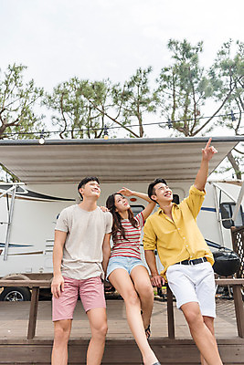 포토 JPG 주간 전신 응시 여자 남자 행복 여행 휴가 휴식 상반신 20대 야외 앞모습 세명 여름 친구 캠핑 한국인 가리킴 캠핑장 즐거움 강원도 카라반 성인만 국내포토 자연요소 시선 계절 감정 뷰포인트 컨셉 관계 레저 한국 사람 동양인 손짓 청년 캠핑카 파일형식