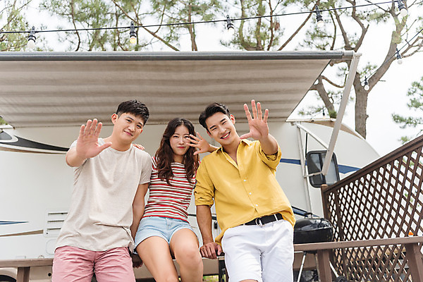 포토 JPG 주간 여자 남자 행복 여행 휴가 휴식 미소 앉기 상반신 20대 야외 앞모습 세명 여름 친구 캠핑 한국인 캠핑장 즐거움 손인사 강원도 카라반 성인만 국내포토 자연요소 계절 감정 뷰포인트 컨셉 관계 모션 레저 한국 표정 사람 동양인 청년 인사 캠핑카 파일형식