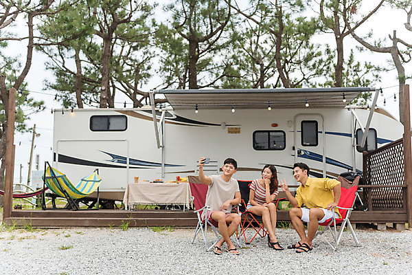 포토 JPG 주간 전신 여자 남자 행복 여행 휴가 휴식 들기 앉기 20대 야외 앞모습 세명 여름 친구 스마트폰 사진촬영 촬영 캠핑 한국인 셀프카메라 캠핑장 즐거움 브이 강원도 기념사진 카라반 성인만 국내포토 자연요소 계절 감정 뷰포인트 컨셉 관계 모션 레저 한국 사람 동양인 손짓 청년 핸드폰 스마트기기 캠핑카 파일형식