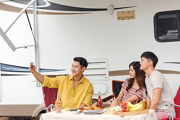 포토 JPG 주간 여자 남자 행복 여행 휴가 휴식 미소 들기 앉기 상반신 20대 야외 앞모습 옆모습 세명 여름 친구 스마트폰 캠핑 한국인 셀프카메라 캠핑장 즐거움 강원도 카라반 성인만 국내포토 자연요소 계절 감정 뷰포인트 컨셉 관계 모션 레저 한국 표정 사람 동양인 청년 핸드폰 스마트기기 사진촬영 캠핑카 파일형식