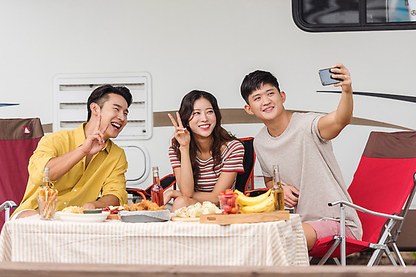 포토 JPG 주간 여자 남자 행복 여행 휴가 휴식 미소 들기 앉기 상반신 20대 야외 앞모습 세명 여름 친구 사진촬영 캠핑 한국인 셀프카메라 캠핑장 즐거움 브이 강원도 카라반 성인만 국내포토 자연요소 계절 감정 뷰포인트 컨셉 관계 모션 레저 한국 표정 사람 동양인 손짓 청년 촬영 캠핑카 파일형식