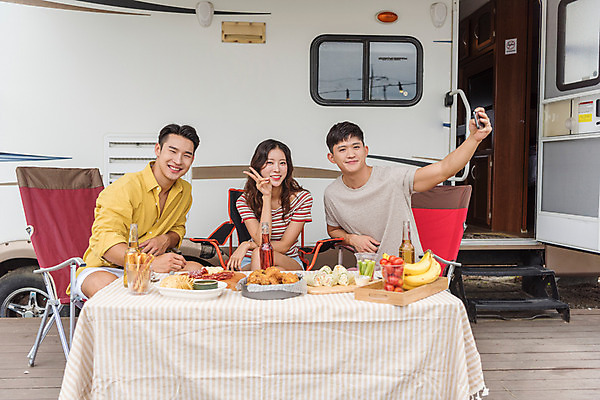 포토 JPG 주간 여자 남자 행복 여행 휴가 휴식 들기 앉기 상반신 20대 야외 앞모습 세명 여름 친구 스마트폰 캠핑 한국인 셀프카메라 캠핑장 즐거움 브이 강원도 카라반 성인만 국내포토 자연요소 계절 감정 뷰포인트 컨셉 관계 모션 레저 한국 사람 동양인 손짓 청년 핸드폰 스마트기기 사진촬영 캠핑카 파일형식