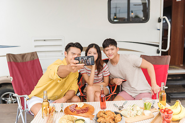 포토 JPG 주간 여자 남자 행복 여행 휴가 휴식 들기 앉기 상반신 20대 야외 앞모습 세명 여름 친구 스마트폰 사진촬영 캠핑 한국인 셀프카메라 캠핑장 즐거움 강원도 카라반 성인만 국내포토 자연요소 계절 감정 뷰포인트 컨셉 관계 모션 레저 한국 사람 동양인 청년 핸드폰 스마트기기 촬영 캠핑카 파일형식