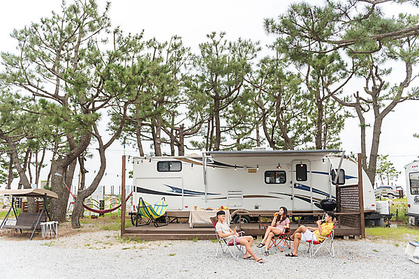 포토 JPG 주간 전신 여자 남자 행복 음료 여행 휴가 휴식 맥주 앉기 20대 야외 앞모습 옆모습 세명 여름 친구 캠핑 한국인 캠핑장 안주 즐거움 강원도 카라반 성인만 국내포토 자연요소 계절 감정 뷰포인트 컨셉 관계 모션 레저 주류 한국 사람 동양인 청년 캠핑카 파일형식