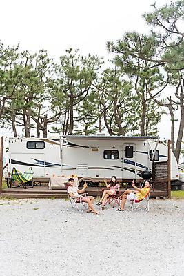 포토 JPG 주간 전신 여자 남자 행복 음료 여행 휴가 휴식 맥주 들기 앉기 20대 야외 앞모습 옆모습 세명 여름 친구 캠핑 한국인 캠핑장 안주 즐거움 강원도 카라반 성인만 국내포토 자연요소 계절 감정 뷰포인트 컨셉 관계 모션 레저 주류 한국 사람 동양인 청년 캠핑카 파일형식