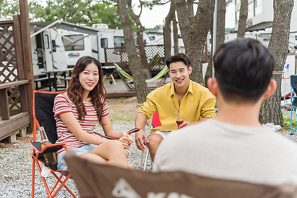 포토 JPG 주간 여자 남자 행복 음료 여행 휴가 휴식 미소 들기 앉기 상반신 20대 야외 앞모습 뒷모습 세명 여름 친구 캠핑 한국인 캠핑장 즐거움 강원도 카라반 성인만 국내포토 자연요소 계절 감정 뷰포인트 컨셉 관계 모션 레저 한국 표정 사람 동양인 청년 캠핑카 파일형식