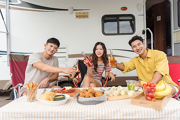 포토 JPG 주간 여자 남자 행복 음료 여행 휴가 휴식 맥주 미소 들기 앉기 상반신 20대 야외 앞모습 세명 여름 친구 캠핑 한국인 캠핑장 안주 즐거움 강원도 카라반 성인만 국내포토 자연요소 계절 감정 뷰포인트 컨셉 관계 모션 레저 주류 한국 표정 사람 동양인 청년 캠핑카 파일형식