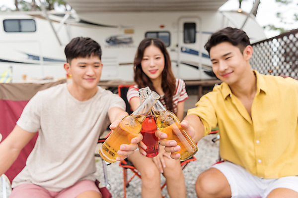 포토 JPG 주간 여자 남자 행복 음료 여행 휴가 휴식 맥주 미소 앉기 상반신 20대 야외 앞모습 세명 여름 친구 캠핑 한국인 캠핑장 즐거움 건배 강원도 카라반 성인만 국내포토 자연요소 계절 감정 뷰포인트 컨셉 관계 모션 레저 주류 한국 표정 사람 동양인 청년 캠핑카 파일형식