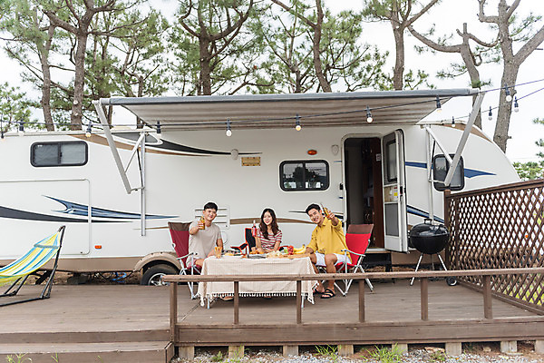 포토 JPG 주간 전신 여자 남자 행복 음료 여행 휴가 휴식 맥주 미소 들기 앉기 상반신 20대 야외 앞모습 세명 여름 친구 캠핑 한국인 캠핑장 즐거움 강원도 카라반 성인만 국내포토 자연요소 계절 감정 뷰포인트 컨셉 관계 모션 레저 주류 한국 표정 사람 동양인 청년 캠핑카 파일형식