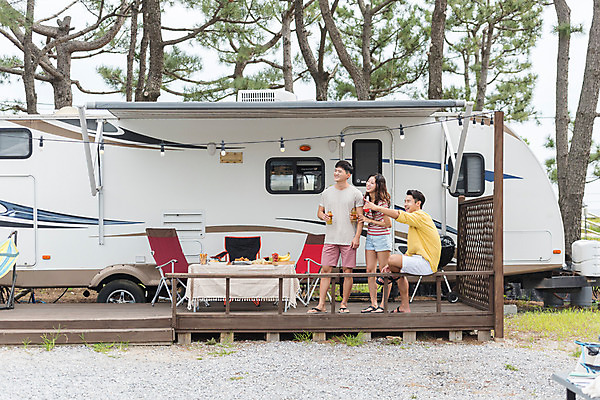 포토 JPG 주간 전신 응시 여자 남자 행복 음료 여행 휴가 휴식 맥주 서기 앉기 20대 야외 앞모습 옆모습 세명 여름 친구 캠핑 한국인 가리킴 캠핑장 안주 즐거움 강원도 카라반 성인만 국내포토 자연요소 시선 계절 감정 뷰포인트 컨셉 관계 모션 레저 주류 한국 사람 동양인 손짓 청년 캠핑카 파일형식