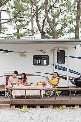 포토 JPG 주간 전신 여자 남자 행복 음료 여행 휴가 휴식 맥주 앉기 20대 야외 앞모습 옆모습 세명 여름 친구 캠핑 한국인 캠핑장 안주 즐거움 강원도 카라반 성인만 국내포토 자연요소 계절 감정 뷰포인트 컨셉 관계 모션 레저 주류 한국 사람 동양인 청년 캠핑카 파일형식