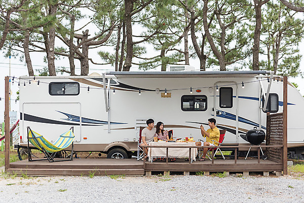 포토 JPG 주간 전신 여자 남자 행복 음료 여행 휴가 휴식 맥주 20대 야외 앞모습 옆모습 세명 여름 친구 사진촬영 캠핑 한국인 캠핑장 안주 즐거움 강원도 카라반 성인만 국내포토 자연요소 계절 감정 뷰포인트 컨셉 관계 레저 주류 한국 사람 동양인 청년 촬영 캠핑카 파일형식