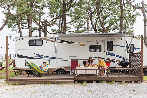 포토 JPG 주간 전신 여자 남자 행복 음료 여행 휴가 휴식 맥주 20대 야외 앞모습 세명 여름 친구 캠핑 한국인 캠핑장 안주 즐거움 강원도 카라반 성인만 국내포토 자연요소 계절 감정 뷰포인트 컨셉 관계 레저 주류 한국 사람 동양인 청년 캠핑카 파일형식