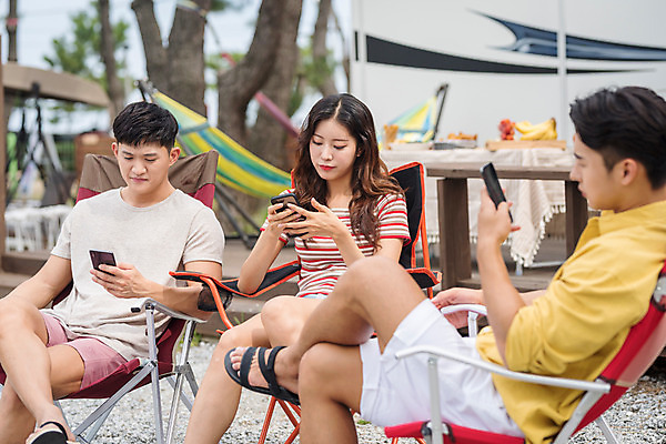 포토 JPG 주간 전신 여자 남자 행복 여행 휴가 휴식 들기 앉기 20대 야외 앞모습 옆모습 세명 여름 친구 스마트폰 캠핑 한국인 캠핑장 즐거움 강원도 카라반 성인만 국내포토 자연요소 계절 감정 뷰포인트 컨셉 관계 모션 레저 한국 사람 동양인 청년 핸드폰 스마트기기 캠핑카 파일형식
