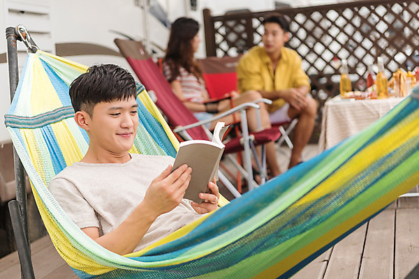 포토 JPG 주간 여자 남자 행복 여행 휴가 휴식 미소 앉기 상반신 20대 야외 앞모습 옆모습 아웃포커스 세명 여름 친구 독서 캠핑 한국인 캠핑장 즐거움 강원도 해먹 카라반 성인만 국내포토 자연요소 계절 감정 뷰포인트 컨셉 관계 모션 레저 한국 촬영기법 표정 사람 동양인 청년 침대 캠핑카 파일형식