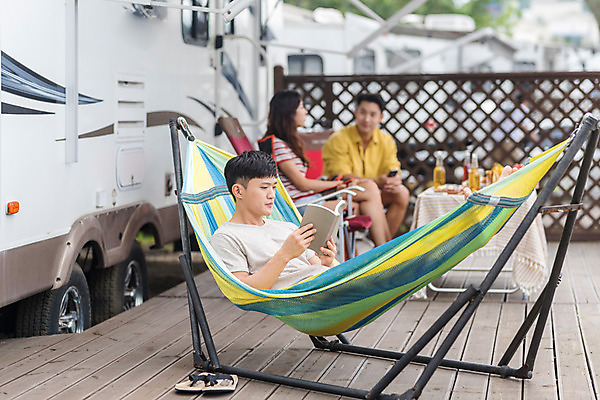 포토 JPG 주간 여자 남자 행복 여행 휴가 휴식 미소 앉기 상반신 20대 야외 앞모습 옆모습 아웃포커스 세명 여름 친구 독서 캠핑 한국인 캠핑장 즐거움 강원도 해먹 카라반 성인만 국내포토 자연요소 계절 감정 뷰포인트 컨셉 관계 모션 레저 한국 촬영기법 표정 사람 동양인 청년 침대 캠핑카 파일형식