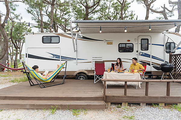 포토 JPG 주간 여자 남자 행복 여행 휴가 휴식 상반신 20대 야외 앞모습 세명 여름 친구 캠핑 한국인 캠핑장 즐거움 강원도 해먹 카라반 성인만 국내포토 자연요소 계절 감정 뷰포인트 컨셉 관계 레저 한국 사람 동양인 청년 침대 캠핑카 파일형식