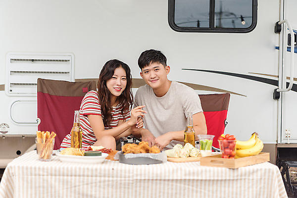 포토 JPG 주간 커플 여자 남자 행복 여행 휴가 휴식 미소 앉기 상반신 20대 야외 두명 앞모습 여름 친구 캠핑 한국인 캠핑장 즐거움 강원도 카라반 성인만 국내포토 자연요소 계절 감정 뷰포인트 컨셉 관계 모션 레저 한국 표정 사람 동양인 청년 캠핑카 파일형식