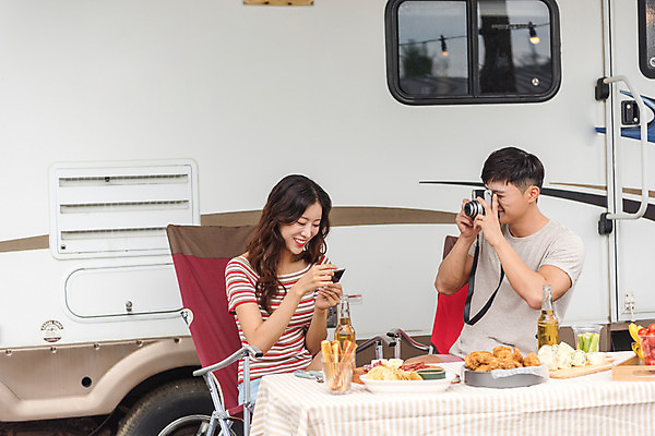 포토 JPG 주간 커플 여자 남자 행복 여행 휴가 휴식 미소 앉기 상반신 20대 야외 두명 앞모습 여름 친구 사진촬영 캠핑 한국인 캠핑장 즐거움 폴라로이드 강원도 카라반 성인만 국내포토 자연요소 계절 감정 뷰포인트 컨셉 관계 모션 레저 한국 표정 사람 동양인 청년 카메라 촬영 캠핑카 파일형식