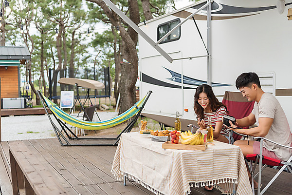 포토 JPG 주간 커플 여자 남자 행복 여행 휴가 휴식 미소 앉기 상반신 20대 야외 두명 옆모습 여름 친구 캠핑 한국인 캠핑장 즐거움 폴라로이드 강원도 카라반 성인만 국내포토 자연요소 계절 감정 뷰포인트 컨셉 관계 모션 레저 한국 표정 사람 동양인 청년 카메라 캠핑카 파일형식