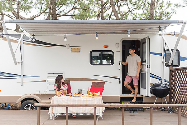 포토 JPG 주간 전신 커플 여자 남자 행복 여행 휴가 휴식 서기 앉기 20대 야외 두명 앞모습 여름 친구 캠핑 한국인 캠핑장 즐거움 강원도 카라반 성인만 국내포토 자연요소 계절 감정 뷰포인트 컨셉 관계 모션 레저 한국 사람 동양인 청년 캠핑카 파일형식