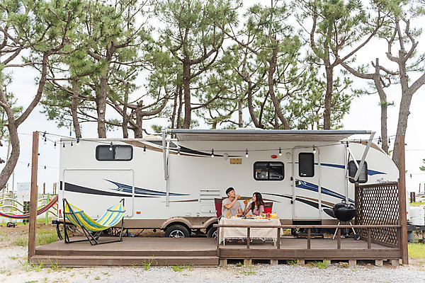 포토 JPG 주간 커플 여자 남자 행복 여행 휴가 휴식 앉기 상반신 20대 야외 두명 앞모습 여름 친구 캠핑 한국인 마시기 캠핑장 즐거움 강원도 카라반 성인만 국내포토 자연요소 계절 감정 뷰포인트 컨셉 관계 모션 레저 한국 사람 동양인 청년 캠핑카 파일형식