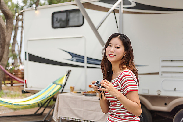 포토 JPG 주간 여자 행복 여행 휴가 휴식 한명 미소 들기 상반신 20대 야외 옆모습 여름 친구 카메라 사진촬영 캠핑 한국인 캠핑장 즐거움 강원도 카라반 필름카메라 성인여자한명만 국내포토 자연요소 1 계절 감정 뷰포인트 컨셉 관계 모션 레저 한국 표정 사람 동양인 청년 전자제품 촬영 캠핑카 여자한명만 성인여자만 파일형식