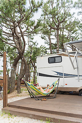 포토 JPG 주간 전신 여자 행복 여행 휴가 휴식 한명 20대 야외 옆모습 여름 친구 눕기 캠핑 한국인 캠핑장 즐거움 강원도 해먹 카라반 성인여자한명만 국내포토 자연요소 1 계절 감정 뷰포인트 컨셉 관계 모션 레저 한국 사람 동양인 청년 침대 캠핑카 여자한명만 성인여자만 파일형식