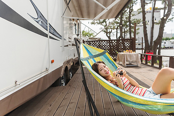 포토 JPG 주간 여자 행복 여행 휴가 휴식 한명 미소 들기 상반신 20대 야외 옆모습 여름 친구 눕기 카메라 사진촬영 캠핑 한국인 캠핑장 즐거움 강원도 해먹 카라반 성인여자한명만 국내포토 자연요소 1 계절 감정 뷰포인트 컨셉 관계 모션 레저 한국 표정 사람 동양인 청년 전자제품 촬영 침대 캠핑카 여자한명만 성인여자만 파일형식