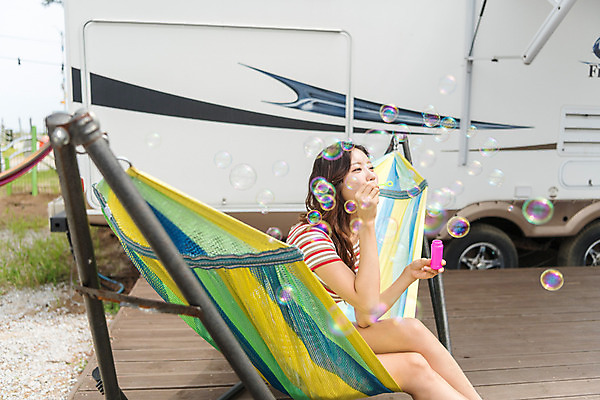 포토 JPG 주간 여자 행복 여행 휴가 휴식 한명 앉기 상반신 20대 야외 옆모습 여름 친구 캠핑 한국인 비눗방울 불기 캠핑장 즐거움 강원도 해먹 카라반 성인여자한명만 국내포토 자연요소 1 계절 감정 뷰포인트 컨셉 관계 모션 레저 한국 사람 동양인 청년 침대 캠핑카 여자한명만 성인여자만 파일형식