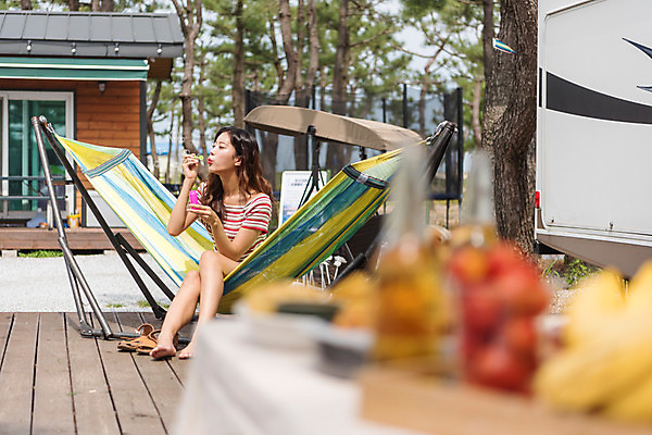 포토 JPG 주간 전신 여자 행복 여행 휴가 휴식 한명 20대 야외 옆모습 여름 친구 캠핑 한국인 비눗방울 불기 캠핑장 즐거움 강원도 해먹 카라반 성인여자한명만 국내포토 자연요소 1 계절 감정 뷰포인트 컨셉 관계 모션 레저 한국 사람 동양인 청년 침대 캠핑카 여자한명만 성인여자만 파일형식