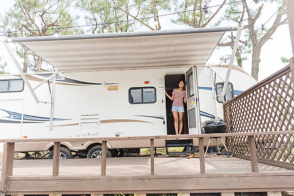 포토 JPG 주간 전신 여자 행복 여행 휴가 휴식 한명 서기 20대 야외 앞모습 여름 친구 캠핑 한국인 캠핑장 즐거움 강원도 해먹 카라반 성인여자한명만 국내포토 자연요소 1 계절 감정 뷰포인트 컨셉 관계 모션 레저 한국 사람 동양인 청년 침대 캠핑카 여자한명만 성인여자만 파일형식