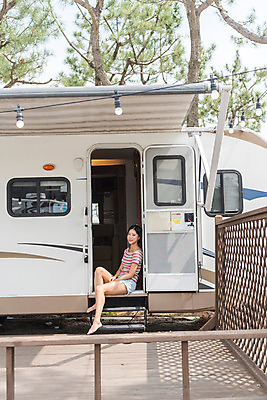 포토 JPG 주간 전신 여자 행복 여행 휴가 휴식 한명 앉기 20대 야외 옆모습 여름 친구 기댐 캠핑 한국인 캠핑장 즐거움 강원도 카라반 성인여자한명만 국내포토 자연요소 1 계절 감정 뷰포인트 컨셉 관계 모션 레저 한국 사람 동양인 청년 캠핑카 여자한명만 성인여자만 파일형식