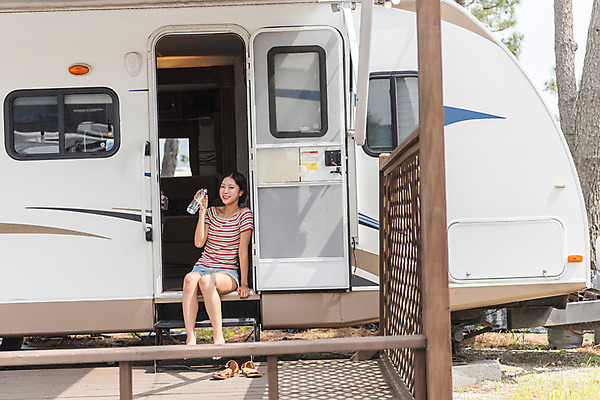포토 JPG 주간 전신 여자 행복 여행 휴가 휴식 한명 앉기 20대 야외 앞모습 여름 친구 캠핑 한국인 캠핑장 즐거움 강원도 카라반 성인여자한명만 국내포토 자연요소 1 계절 감정 뷰포인트 컨셉 관계 모션 레저 한국 사람 동양인 청년 캠핑카 여자한명만 성인여자만 파일형식
