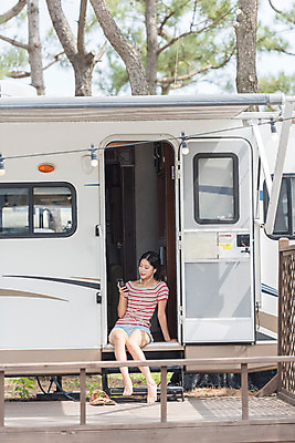 포토 JPG 주간 전신 여자 행복 음악 여행 휴가 휴식 한명 들기 앉기 20대 야외 앞모습 여름 친구 스마트폰 캠핑 한국인 캠핑장 즐거움 강원도 카라반 성인여자한명만 국내포토 자연요소 1 계절 감정 뷰포인트 컨셉 관계 모션 레저 문화예술 한국 사람 동양인 청년 핸드폰 스마트기기 캠핑카 여자한명만 성인여자만 파일형식