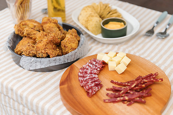 포토 JPG 주간 여행 휴가 휴식 치즈 맥주 사람없음 야외 여름 치킨 안주 즐거움 강원도 나초 육포 국내포토 자연요소 계절 감정 음식 컨셉 유제품 주류 한국 닭고기요리 파일형식