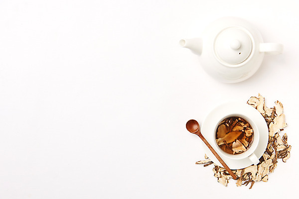 포토 JPG 스튜디오촬영 주전자 실내 건강 사람없음 하이앵글 여러개 약재 차 티스푼 찻주전자 흰배경 당귀 한방차 플랫레이 국내포토 음료 뷰포인트 다수 백그라운드 주방용품 내부 차_음료 약 숟가락 흰색 플랫 전통차 파일형식