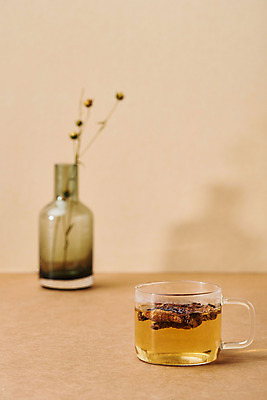 포토 JPG 스튜디오촬영 실내 건강 사람없음 약재 차 찻잔 둥글레 아마 한방차 둥글레차 갈색배경 국내포토 꽃 음료 백그라운드 잔 내부 차_음료 약 갈색 전통차 파일형식
