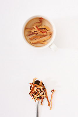 포토 JPG 스튜디오촬영 수저 실내 건강 사람없음 하이앵글 약재 차 찻잔 흰배경 모과 모과차 한방차 플랫레이 과일차 국내포토 식기 음료 뷰포인트 백그라운드 과일 잔 내부 차_음료 약 흰색 플랫 전통차 파일형식