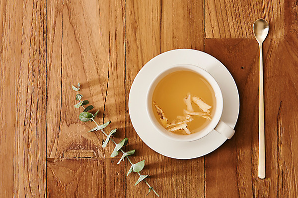 포토 JPG 스튜디오촬영 실내 건강 사람없음 하이앵글 약재 차 찻잔 티스푼 도라지 유칼립투스 한방차 플랫레이 갈색배경 나무배경 국내포토 식물 음료 뷰포인트 백그라운드 잔 내부 차_음료 약 갈색 숟가락 플랫 전통차 파일형식