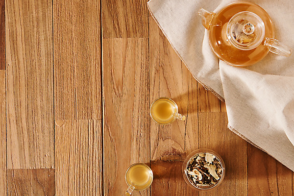 포토 JPG 스튜디오촬영 주전자 실내 건강 사람없음 하이앵글 약재 차 찻잔 찻주전자 당귀 한방차 플랫레이 갈색배경 나무배경 국내포토 음료 뷰포인트 백그라운드 주방용품 잔 내부 차_음료 약 갈색 플랫 전통차 파일형식