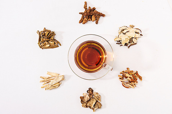 포토 JPG 스튜디오촬영 실내 건강 사람없음 하이앵글 여러개 약재 차 찻잔 흰배경 모과 당귀 도라지 둥글레 작두콩 한방차 돼지감자 플랫레이 국내포토 음료 뷰포인트 다수 백그라운드 과일 잔 콩 감자 내부 차_음료 약 흰색 플랫 전통차 파일형식